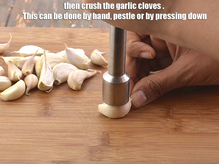 Step 7 – <p style="margin-left:0px;">લસણની કળીઓને મુસળની મદદથી હલકે હલકે ક્રશ કરો. જ્યારે તમે તેને ક્રશ કરો છો …