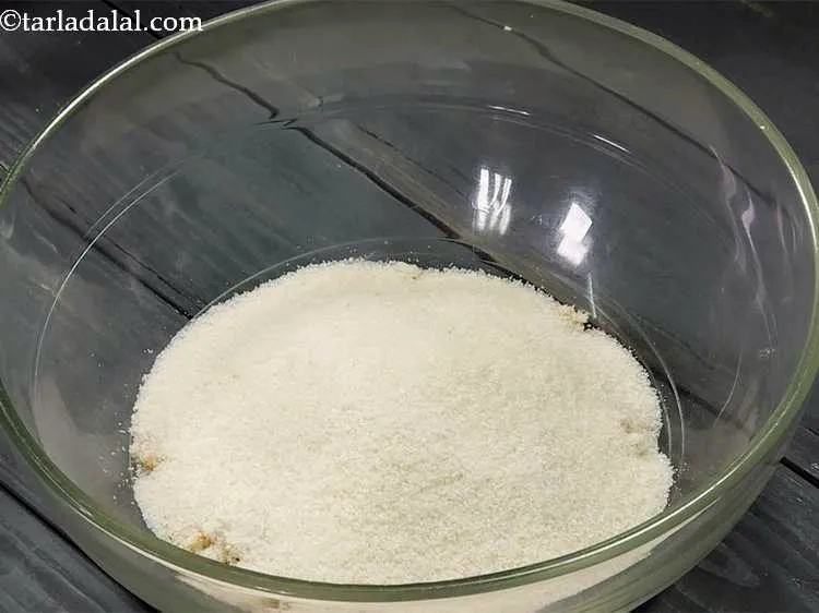 Step 2 – <p>ઇડલી રવો ઉમેરો. તે સામાન્ય સોજીની તુલનામાં રચનામાં પાતળી અને મુલાયમ હોય છે. જો તમે …