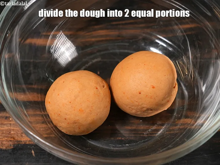 Step 16 – <p>કણકને 2 સમાન ભાગોમાં વિભાજીત કરો.</p>