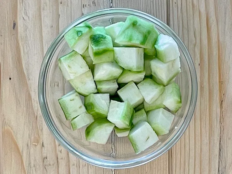 Step 3 – <p>રીજ ગૉર્ડને ટુકડાઓમાં કાપો. આપણે પછીથી તેને મિક્સરમાં નાખીશું.</p>