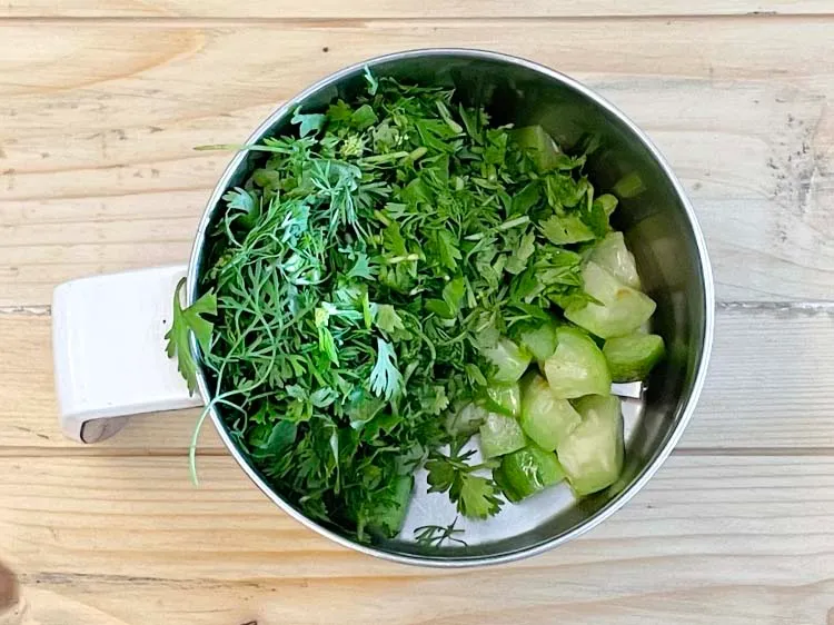 Step 9 – <p><span style="background-color:rgb(255,255,255);color:rgb(0,0,0);">1 કપ </span><a href="https://www.tarladalal.com/glossary-coriander-dhania-kothmir-gujarati-369i#ing_2365"><u>સમારેલી કોથમીર (chopped coriander)</u></a> ઉમેરો.</p>