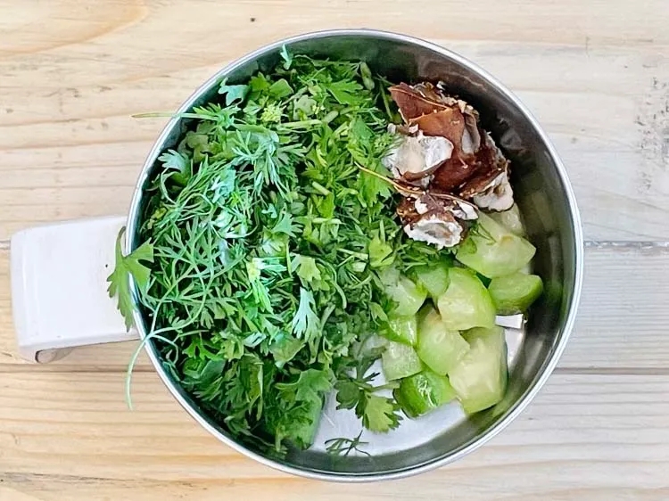 Step 10 – <p><span style="background-color:rgb(255,255,255);color:rgb(0,0,0);">1 ટેબલસ્પૂન </span><a href="https://www.tarladalal.com/glossary-tamarind-imli-gujarati-630i"><u>આમલી (tamarind (imli)</u></a> ઉમેરો.</p>