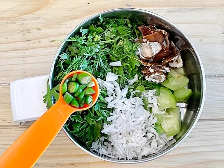 Step 12 – <p><span style="background-color:rgb(255,255,255);color:rgb(0,0,0);">2 </span><a href="https://www.tarladalal.com/glossary-green-chillies-hari-mirch-gujarati-331i#ing_2388"><u>સમારેલા લીલા મરચાં (chopped green chillies)</u></a> ઉમેરો.</p>