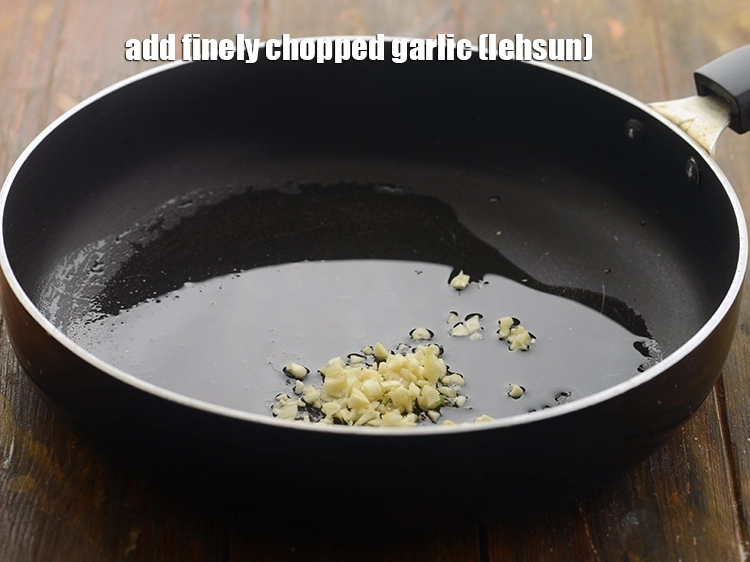 Step 2 – <p>૧/૨ ચમચી બારીક <a href="https://www.tarladalal.com/glossary-garlic-lehsun-lahsun-gujarati-348i">સમારેલું લસણ</a> ઉમેરો.</p>