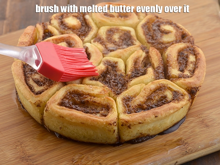 Step 32 – <p>તેના પર ઓગાળેલા માખણથી સરખી રીતે બ્રશ કરો.</p>