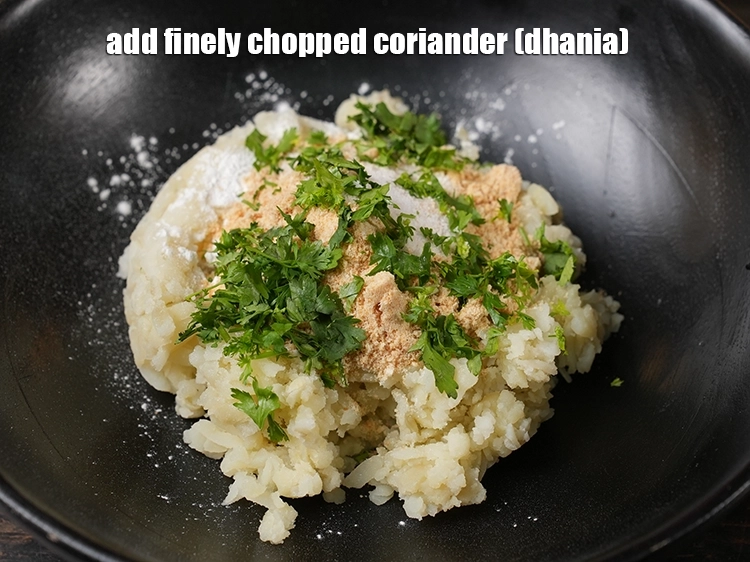Step 12 – <p>બારીક સમારેલી <a href="https://www.tarladalal.com/glossary-coriander-dhania-kothmir-gujarati-369i#ing_2365"><u>સમારેલી કોથમીર (chopped coriander)</u></a> ઉમેરો.</p>