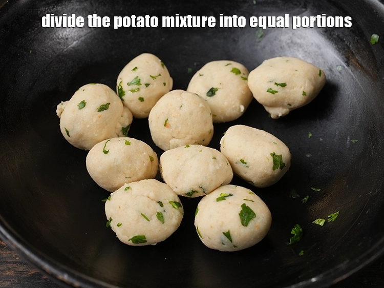 Step 14 – <p>બટાકાના મિશ્રણને સમાન ભાગોમાં વહેંચો.</p>