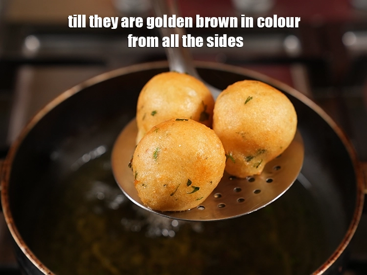 Step 21 – <p>બધી બાજુથી ગોલ્ડન બ્રાઉન રંગના થાય ત્યાં સુધી શેકો.</p>