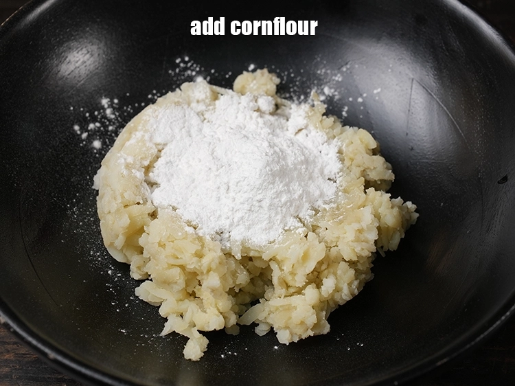 Step 9 – <p><a href="https://www.tarladalal.com/glossary-cornflour-cornstarch-maize-starch-corn-flour-gujarati-112i"><u>કોર્નફલોર (cornflour)</u></a> ઉમેરો.</p>