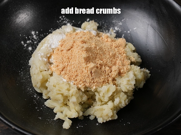Step 10 – <p><a href="https://www.tarladalal.com/glossary-bread-crumbs-breadcrumbs-gujarati-222i"><u>બ્રેડ ક્રમ્બ્સ (bread crumbs)</u></a> ઉમેરો.</p>