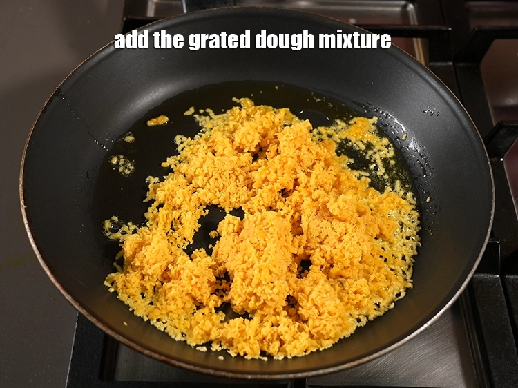 Step 11 – <p>છીણેલું કણકનું મિશ્રણ ઉમેરો.</p>