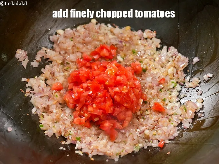 Step 24 – <p><span style="background-color:rgb(255,255,255);color:rgb(0,0,0);">1/2 કપ </span><a href="https://www.tarladalal.com/glossary-tomatoes-tamatar-gujarati-639i#ing_3501"><u>બારીક સમારેલા ટામેટાં (finely chopped tomatoes)</u></a> ઉમેરો.</p>