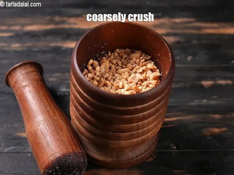 Step 6 – <p>તેમને બરછટ ક્રશ કરો.</p>