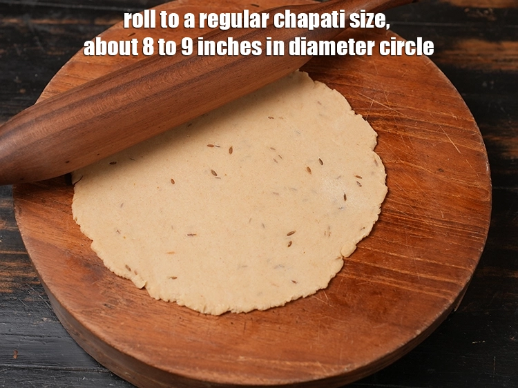 Step 15 – <p>નિયમિત રોટલીના કદમાં, લગભગ ૮ થી ૯ ઇંચ વ્યાસના ગોળાકારમાં ફેરવો.</p>