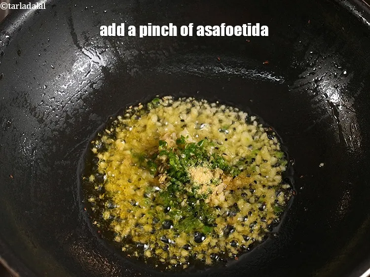 Step 24 – <p>એક ચપટી <a href="https://www.tarladalal.com/glossary-asafoetida-hing-gujarati-113i"><u>હીંગ (asafoetida, hing)</u></a> ઉમેરો.</p>
