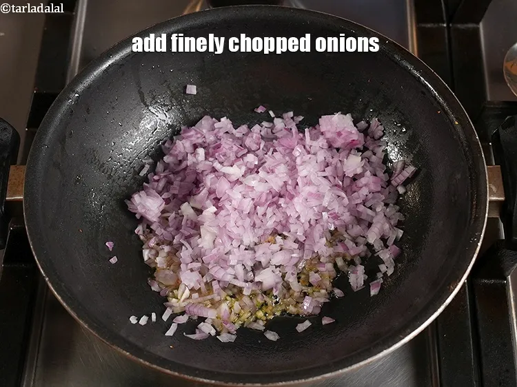 Step 25 – <p>૧ કપ <a href="https://www.tarladalal.com/glossary-onions-pyaz-pyaaz-kanda-gujarati-548i#ing_3499"><u>બારીક સમારેલી ડુંગળી (finely chopped onions)</u></a> ઉમેરો.</p>