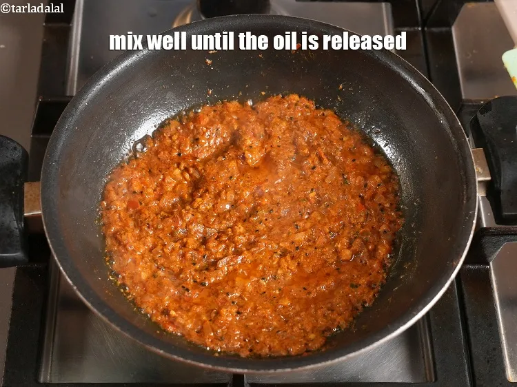 Step 31 – <p>તેલ છૂટું પડે ત્યાં સુધી સારી રીતે મિક્સ કરો.</p>