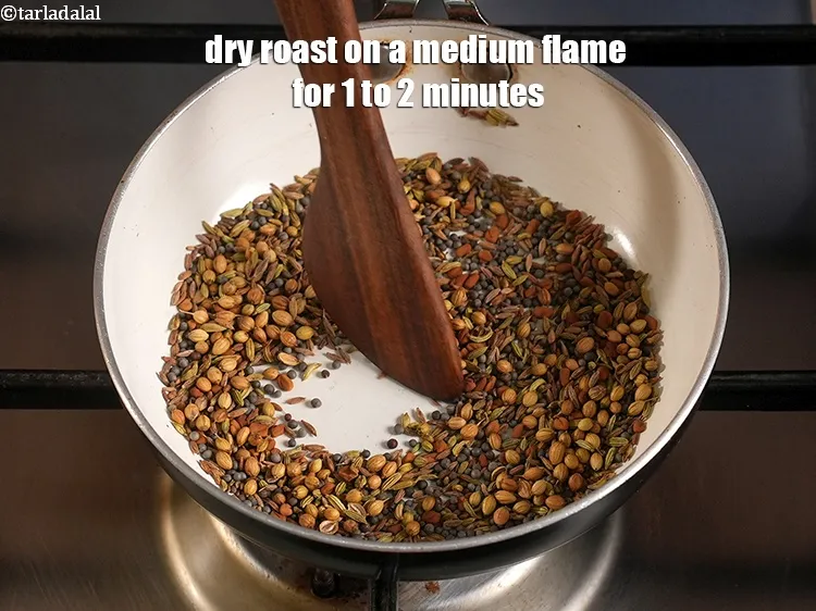 Step 6 – <p>મધ્યમ તાપ પર 1 થી 2 મિનિટ માટે સૂકા શેકો.</p>