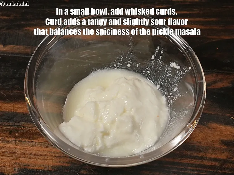 Step 9 – <p>એક નાના બાઉલમાં, 1/4 કપ <a href="https://www.tarladalal.com/glossary-curd-dahi-yogurt-yoghurt-gujarati-383i"><u>દહીં (curd, dahi)</u></a> ઉમેરો. દહીંમાં તીખો અને થોડો ખાટો …