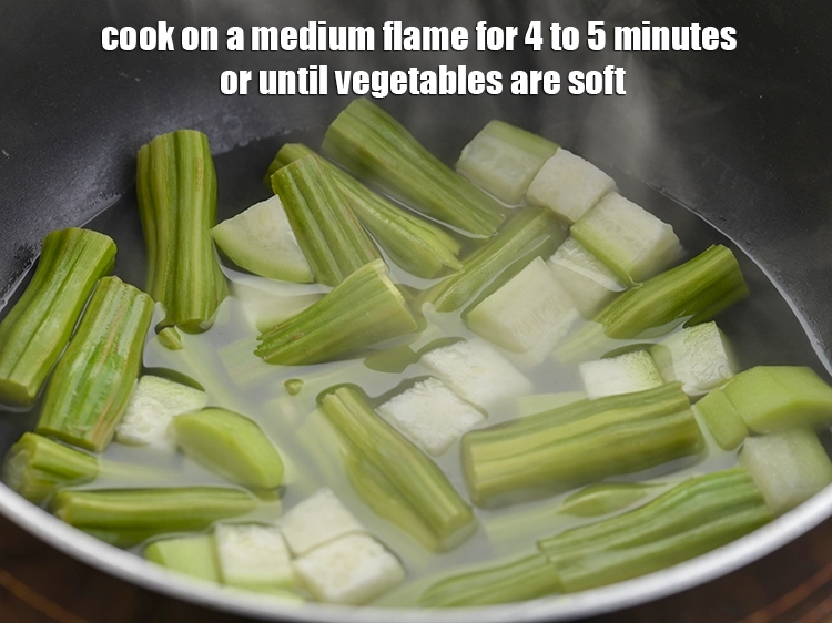 Step 2 – <p>ઉપરોક્ત રેસીપીમાં આપણે શાકભાજી અલગથી રાંધ્યા છે, પરંતુ તમે નાના કન્ટેનરમાં મિશ્ર શાકભાજી પણ ઉમેરી …