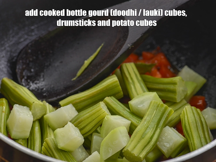 Step 25 – <p>રાંધેલા ૧/૨ કપ દૂધી / લૌકીના ક્યુબ્સ અને ૧/૨ કપ બટાકાના ક્યુબ્સ ઉમેરો.</p>