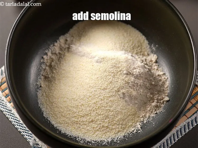 Step 8 – <p><span style="background-color:rgb(255,255,255);color:rgb(0,0,0);">1/4 કપ </span><a href="https://www.tarladalal.com/glossary-semolina-sooji-rava-rawa-gujarati-603i"><u>રવો (સોજી) (rava / sooji)</u></a> ઉમેરો.</p>