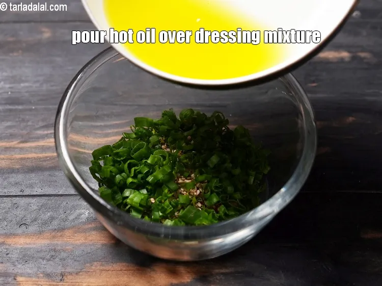 Step 12 – <p>ડ્રેસિંગ મિશ્રણ પર ગરમ તેલ રેડો.</p>