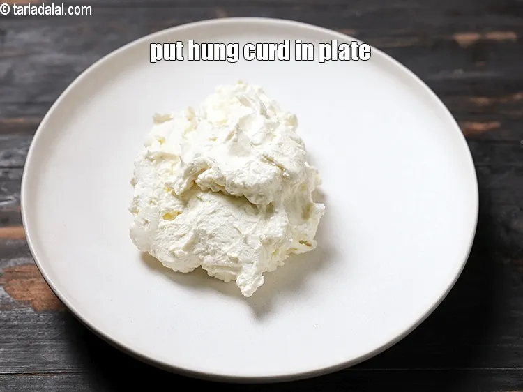 Step 14 – <p>સર્વિંગ પ્લેટમાં હંગ કર્ડ મૂકો.</p>