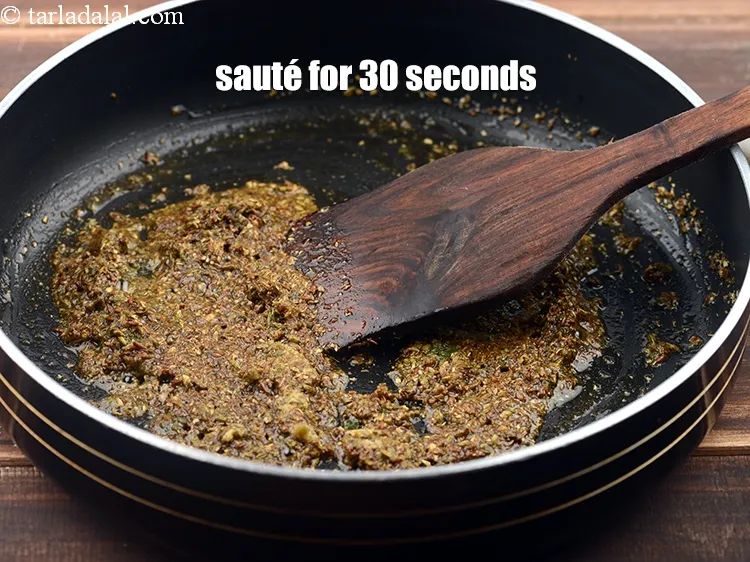 Step 22 – <p>મધ્યમ તાપ પર 30 સેકન્ડ માટે સાંતળો.</p>