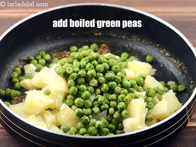 Step 24 – <p><span style="background-color:rgb(255,255,255);color:rgb(0,0,0);">3/4 કપ </span><a href="https://www.tarladalal.com/glossary-green-peas-matar-hare-matar-vatana-gujarati-180i#ing_2431"><u>બાફેલા લીલા વટાણા (boiled green peas)</u></a> ઉમેરો.</p>