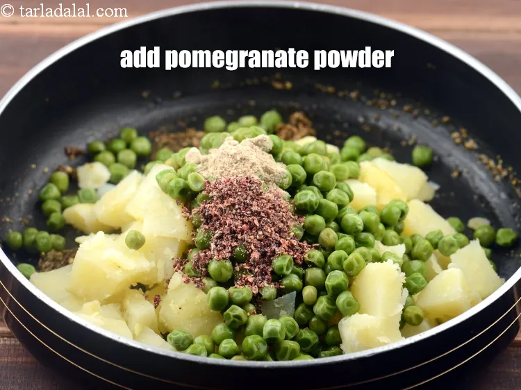 Step 26 – <p><span style="background-color:rgb(255,255,255);color:rgb(0,0,0);">1 ટીસ્પૂન </span><a href="https://www.tarladalal.com/glossary-pomegranate-powder-anardana-powder-gujarati-1221i"><u>દાડમનો પાવડર</u></a> ઉમેરો.</p>