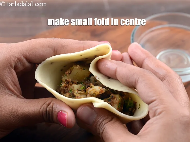 Step 40 – <p>મધ્યમાં એક નાનો ફોલ્ડ બનાવો.</p>