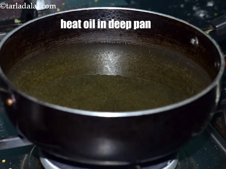 Step 42 – <p>એક ઊંડા નોન-સ્ટીક પેનમાં તેલ ગરમ કરો.</p>