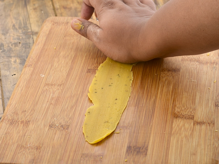 Step 2 – <p>સ્ટ્રેચ કરતી વખતે ખાતરી કરો કે તમે ફાફડા પર એકસરખું દબાણ કરો જેથી તે સમાન …