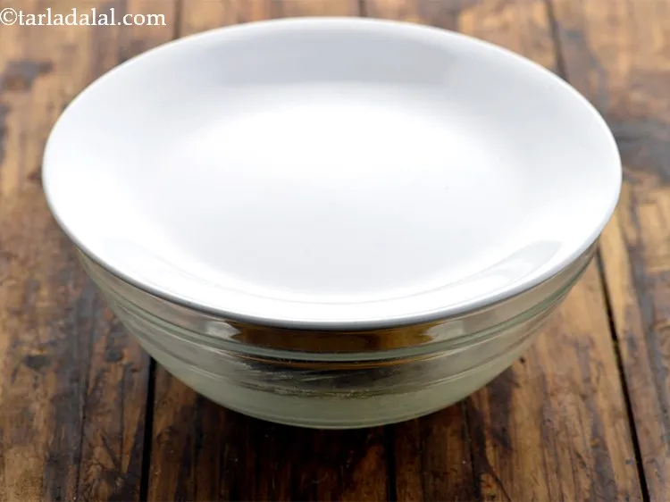 Step 3 – <p>જ્યારે તમે ફાફડાને આકાર આપી રહ્યા હોવ, ત્યારે તમે બાકીના કણકને ભીના મલમલના કપડાથી ઢાંકી …