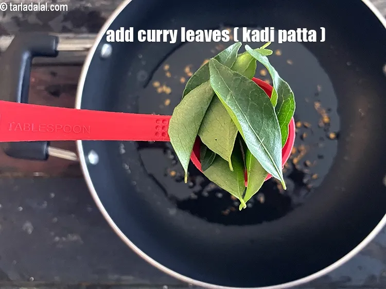 Step 16 – <p><span style="background-color:rgb(255,255,255);color:rgb(0,0,0);">6 થી 7 </span><a href="https://www.tarladalal.com/glossary-curry-leaves-kadi-patta-kadipatta-gujarati-388i"><u>કડી પત્તો (curry leaves)</u></a> ઉમેરો.</p>