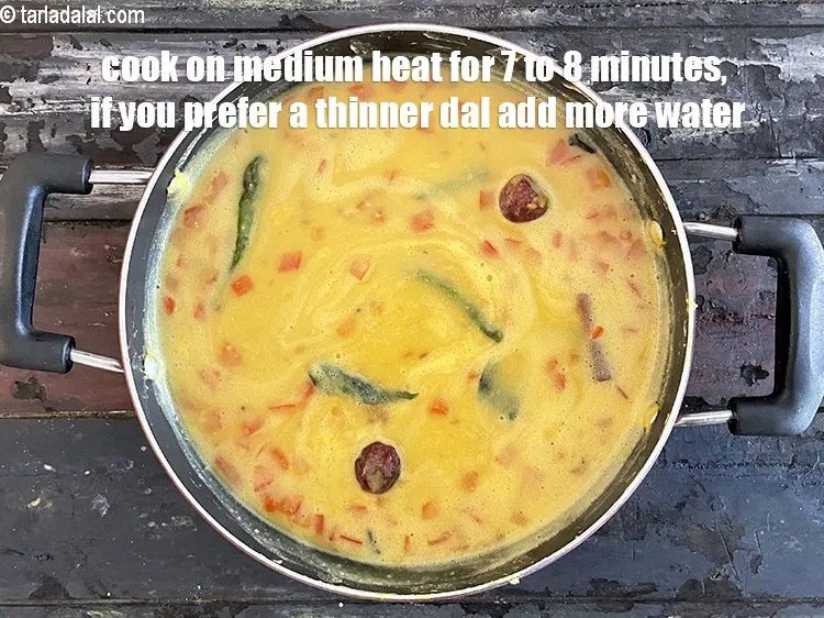 Step 37 – <p>મધ્યમ તાપ પર ૭-૮ મિનિટ સુધી ક્યારેક ક્યારેક હલાવતા રહી રાંધો. જો તમને પાતળી દાળ …