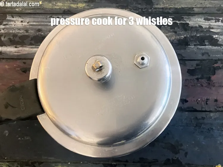 Step 6 – <p>3 સીટી સુધી પ્રેશર કુક કરો.</p>