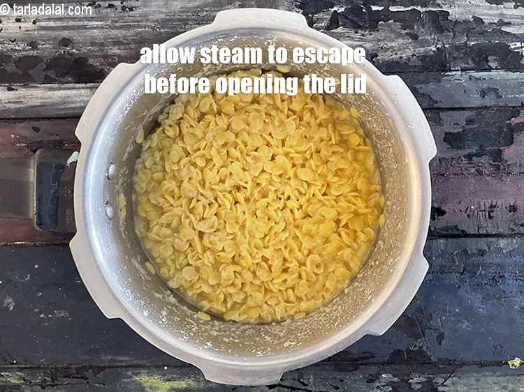 Step 7 – <p>ઢાંકણ ખોલતા પહેલા વરાળ નીકળવા દો.</p>