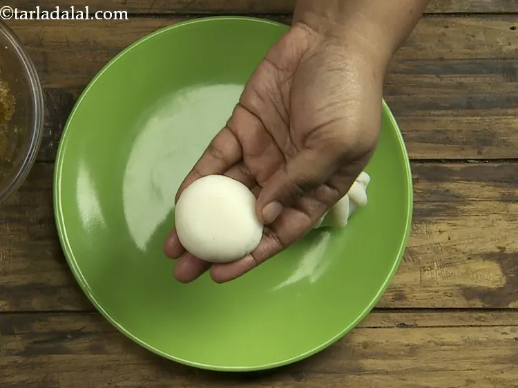 Step 12 – <p>લોટનો એક ભાગ લો અને તેને મસળી ગોળ આકાર આપો. ખાતરી કરો કે તેમાં ચીરા …