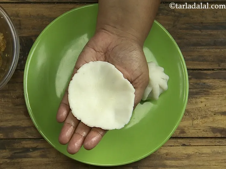 Step 15 – <p>કિનારીઓને દબાવીને અને ખાડા બનાવીને તેને છીછરા બાઉલનો આકાર આપો.</p>