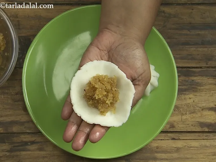 Step 16 – <p>મધ્યમાં ભરાવનો એક ભાગ મૂકો.</p>