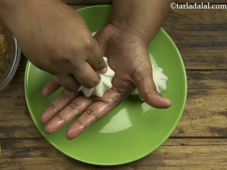 Step 18 – <p>બધી પલીટો એકઠી કરીને ઉપરથી સારી રીતે સીલ કરો.</p>