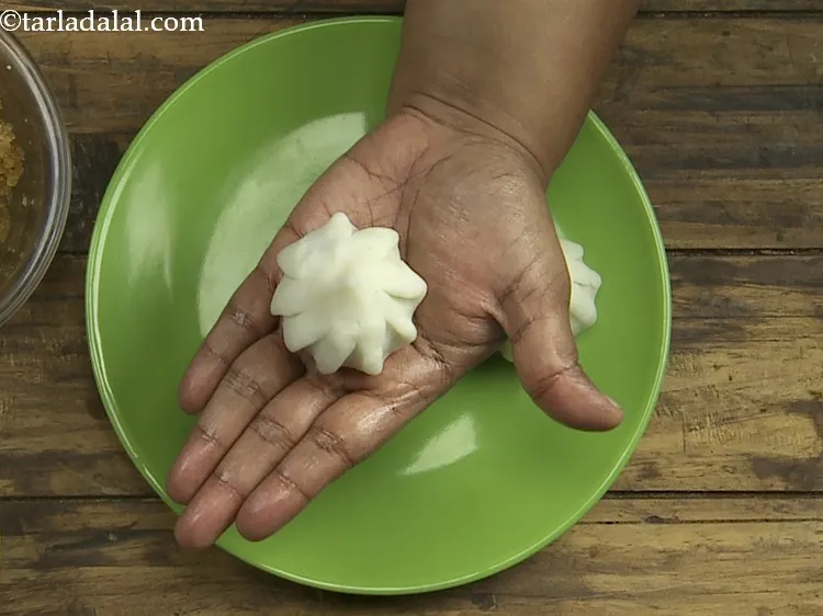 Step 19 – <p>ઉપરનું મોઢું ચીંધીને ટોચવાળું આકાર આપો.</p>