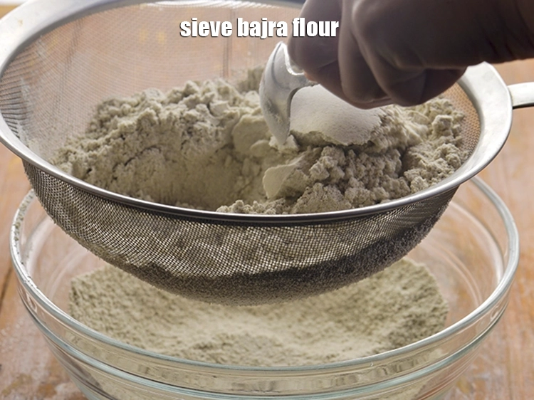 Step 3 – <p>હવે બાઉલમાં લોટને એકસાથે ચાળી લો.</p>