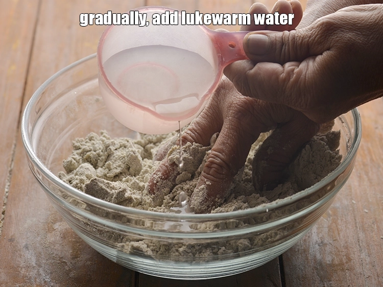 Step 5 – <p>ધીમે ધીમે, હૂંફાળું પાણી ઉમેરો. તમે કણક ભેળવવા માટે ગરમ દૂધનો ઉપયોગ પણ કરી શકો …