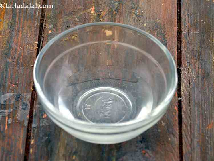 Step 20 – <p>વેજ ફ્રેન્કી માટે ચિલીઝ ઇન વિનેગર બનાવવા માટે, એક બાઉલ લો અને તેમાં 1 ચમચી …