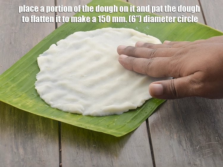 Step 10 – <p>કેળના પાનને એક સાફ, સૂકી જગ્યા પર મૂકી તેની પર થોડું પાણી સરખી રીતે પાથરી …