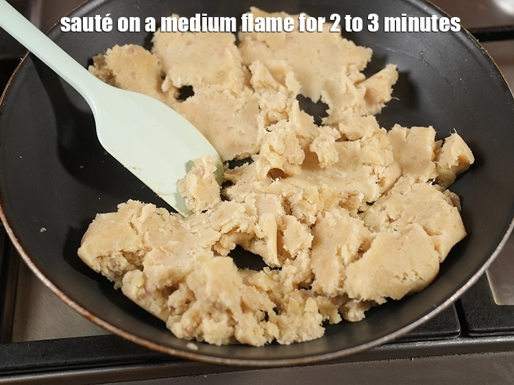 Step 14 – <p>મધ્યમ તાપ પર ૨ થી ૩ મિનિટ સુધી સાંતળો.</p>