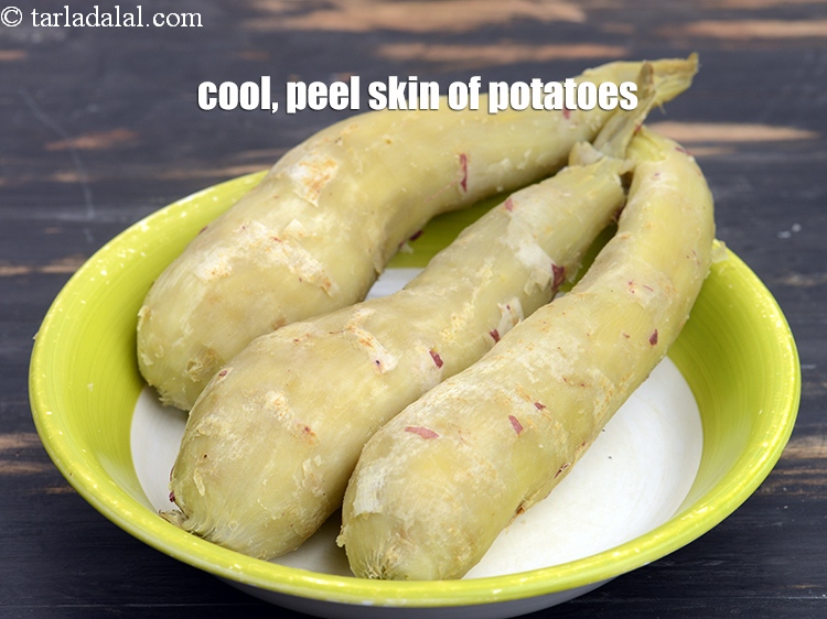 Step 7 – <p>બાફેલા શક્કરિયાને છોલી લો.</p>